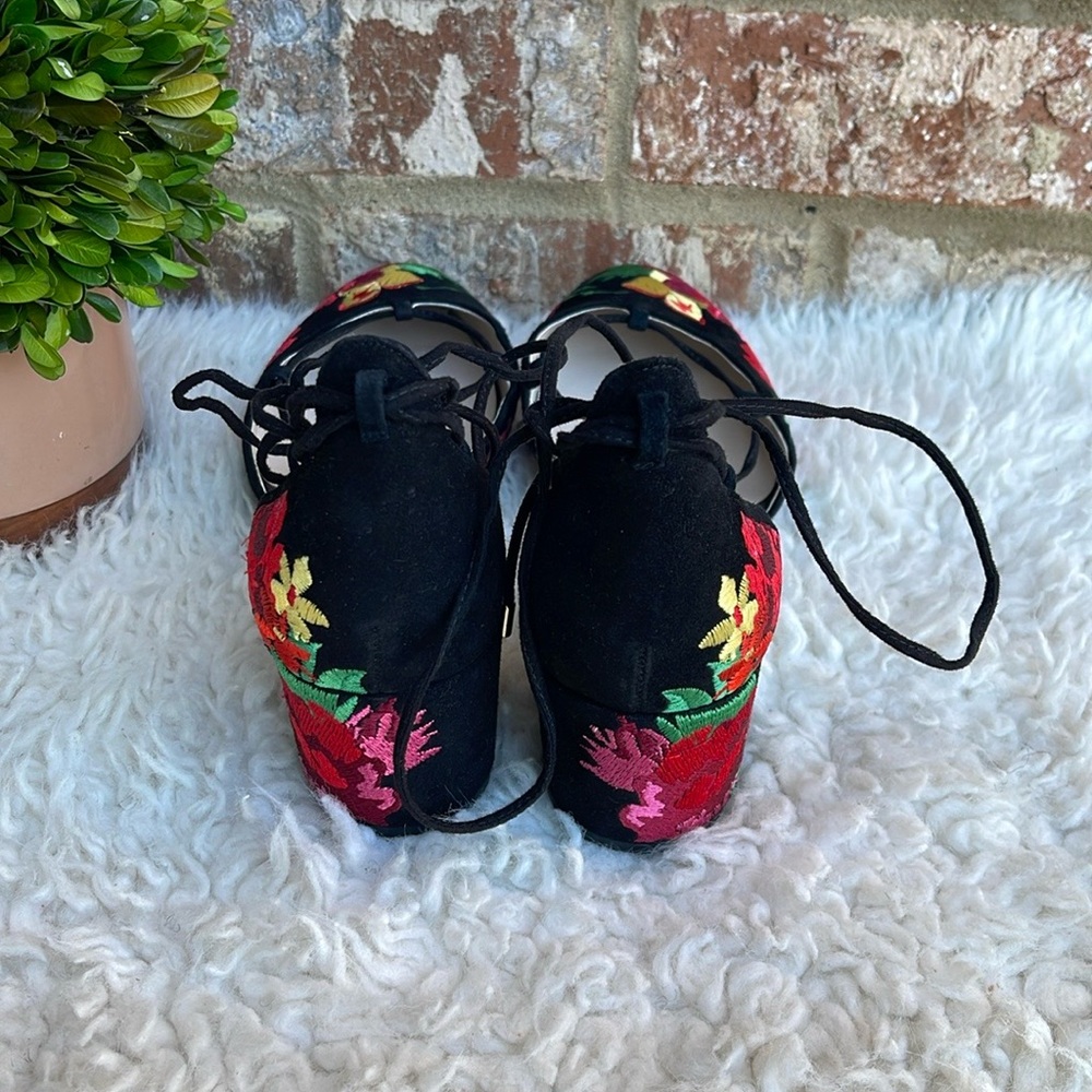 New 100% Exclusive Kenneth Cole Tessa Embroidered Lace Up Block Heel Pumps Sz 11 - Picture 5 of 10